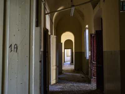 Ritorniamo sui nostri passi e ci facciamo strada tra i bui corridoi sui quali si aprono le porte in legno delle aule...